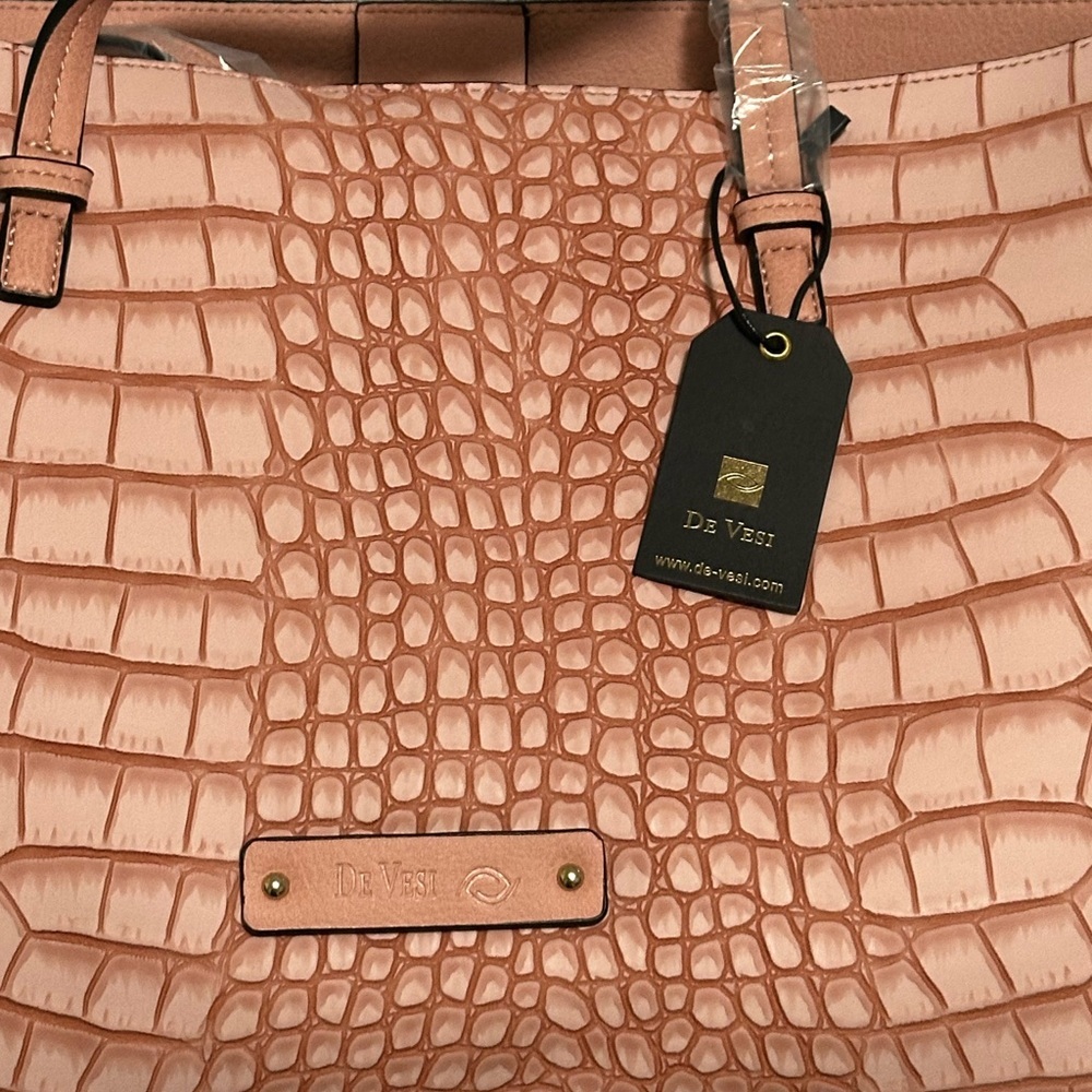 De Vesi Pink Crocodile-Embossed Tote De L'amour Bag With Matching Wristlet NWT - Picture 2 of 7